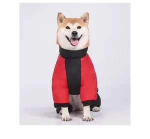 Vista frontale di uno Shiba Inu con un cappotto invernale rosso e nero per cani con pile
