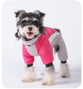 Dettaglio ravvicinato di un cane con tuta invernale riflettente rosa e grigia calda