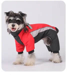 Dettaglio della tuta invernale per cani rossa e nera con strisce riflettenti e anello D.