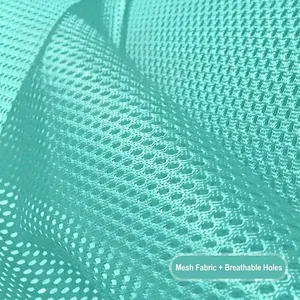 Detailopname van de turquoise ademende mesh-stof voor een zomerse hondentuigje voor puppy