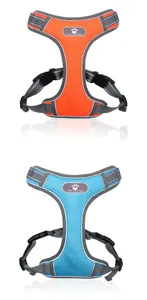 Gedetailleerde weergave van het oranje en blauwe reflecterende hondentuig voor grote honden.