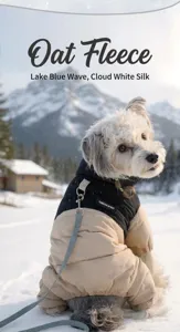 Vista dettagliata del cappotto invernale imbottito per cani con anello a D per guinzaglio