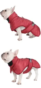 Veste d'hiver rouge imperméable et réfléchissante pour chien sur un bouledogue.