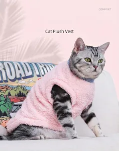 Dettaglio di un morbido gilet in pile rosa per gatti, ideale per il calore e il comfort invernale.