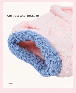 Dettaglio ravvicinato della scollatura blu a contrasto su gilet in pile rosa per animali