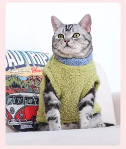 Vue détaillée d'un gilet en polaire vert pour chats avec un col bleu doux et duveteux