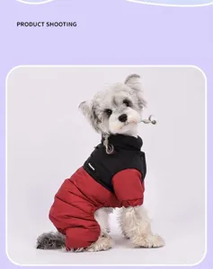 Cappotto invernale imbottito per cani con design a quattro zampe in rosso e nero