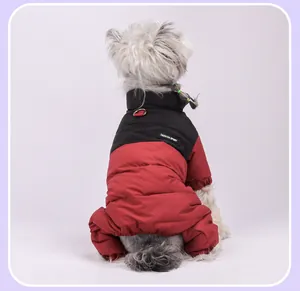 Vue arrière détaillée du manteau d'hiver imperméable pour chien rouge et noir avec anneau