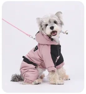 Vue détaillée d'une combinaison d'hiver rose et noire avec capuche pour petit chien