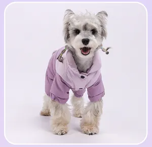 Vue détaillée d'un manteau d'hiver violet imperméable porté par un petit chien mignon.