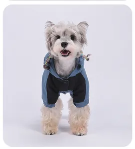 Petit chien portant un manteau d'hiver à capuche bleu et noir, imperméable et chaud