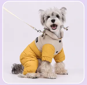 Vue détaillée de la combinaison d'hiver jaune imperméable pour chien avec attache