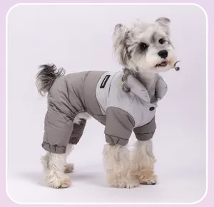 Vue latérale d'une combinaison d'hiver rembourrée grise pour chien avec un col montant