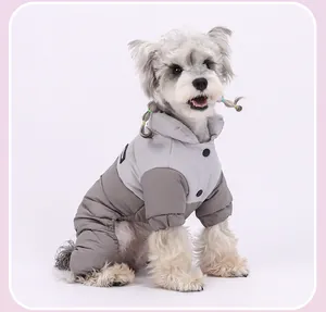 Vue détaillée d'une veste d'hiver imperméable grise pour chien avec capuche et boutons