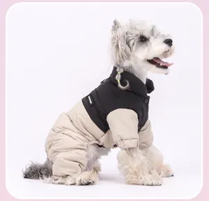 Vue latérale d'un chien portant une combinaison d'hiver rembourrée noire et beige.