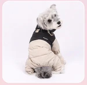 Détail macro d'une combinaison d'hiver bicolore imperméable pour chien avec anneau D