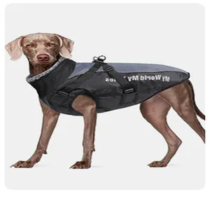 Vista detallada del chaleco cálido y cortavientos para perro con correas de arnés.