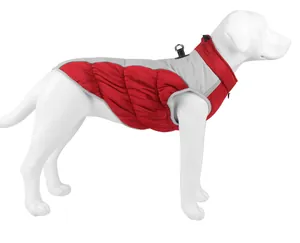 Vista laterale del gilet invernale riflettente e impermeabile rosso e grigio per cani