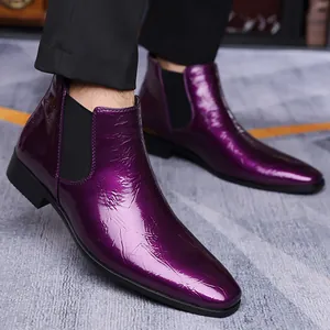 Vista detallada de botas Chelsea de charol púrpura con diseño de punta puntiaguda