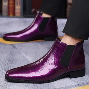 Detalle de textura de botas Chelsea de hombre en cuero charol violeta brillante