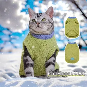 Gilet douillet en polaire verte pour chat avec col bleu pour l'hiver, pull doux pour chat