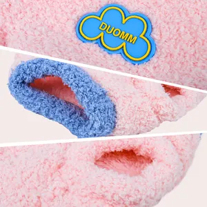Vue détaillée du gilet en polaire rose pour animaux avec patch nuage bleu et doux