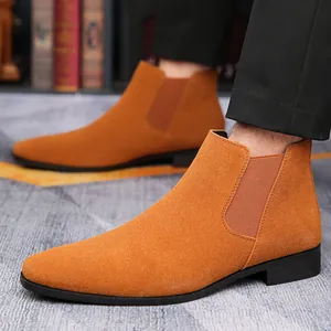 Vista de botas Chelsea de hombre en ante naranja con punta afilada y diseño elegante