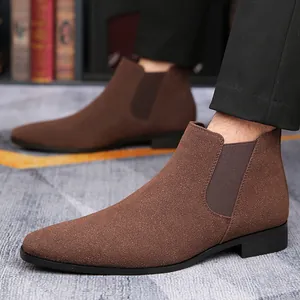 Primer plano detallado de botas Chelsea de gamuza marrón para hombre con punta afilada