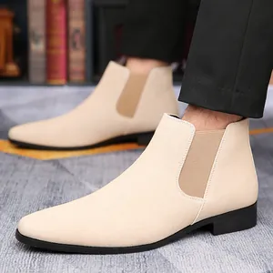 Primer plano de elegantes botines Chelsea de ante beige para hombre con diseño de punta afilada