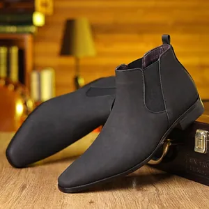 Détails de bottines Chelsea pour hommes de style britannique en cuir noir mat sur bois