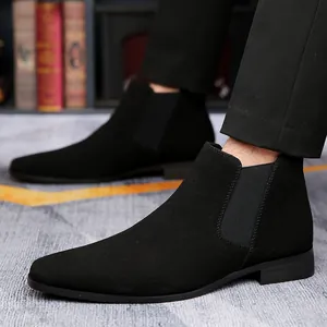 Vista lateral detallada de elegantes botas Chelsea de ante negro para hombres moda.