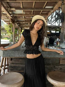 Κομψό σετ από μαύρο δαντελωτό σιφόν crop top και μακριά φούστα σε γαλλικό στυλ
