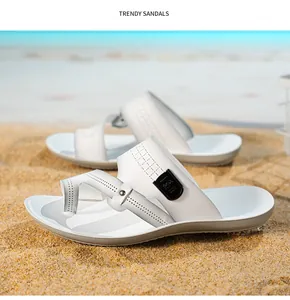 Professionelle Seitenansicht weißer Herren-Strandsandalen mit einzigartigem Zehenring-Design