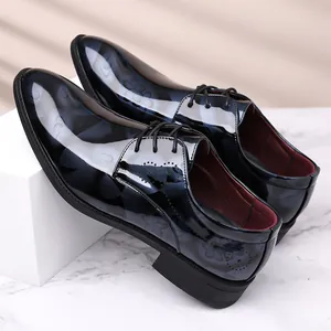 Vue détaillée des chaussures habillées brillantes pour hommes avec motif floral élégant