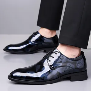 Vue détaillée de chaussures de ville élégantes en cuir verni à motif floral pour hommes