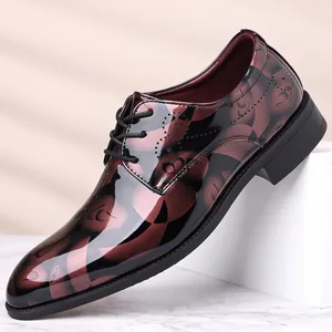 Détail macro d'une chaussure habillée en cuir verni à motifs avec des lacets noirs élégants