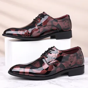 Gros plan de chaussures de ville pour hommes à motif floral, finition brillante et lacets