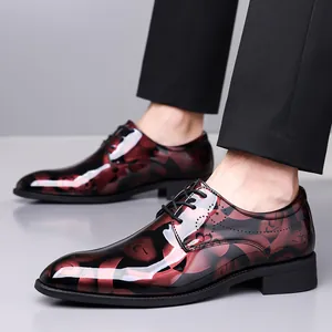 Chaussures richelieu élégantes en cuir verni bordeaux et noir avec motifs floraux