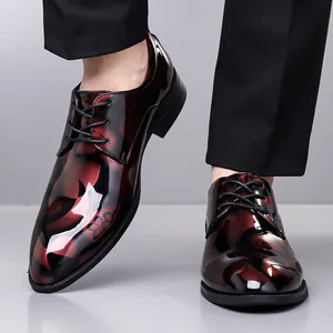 Détail de chaussures habillées pour hommes à motif floral rouge et noir brillant chic