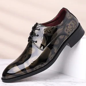 Vue détaillée de haute qualité du motif floral sur chaussures de ville pour hommes.