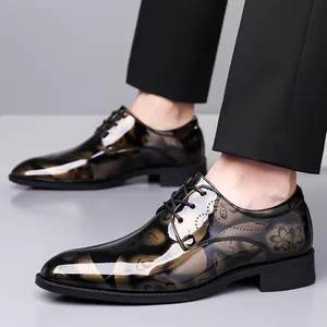 Vue détaillée des chaussures habillées à lacets pour hommes avec motif floral brillant