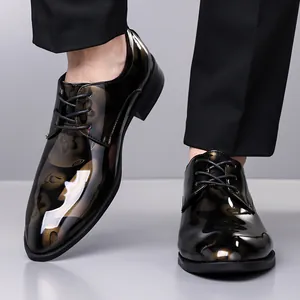 Gros plan de chaussures de ville pour hommes en cuir verni avec un motif floral élégant