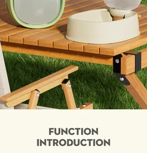 Detailweergave van de draagbare waterdispenser voor huisdieren op een houten tafel