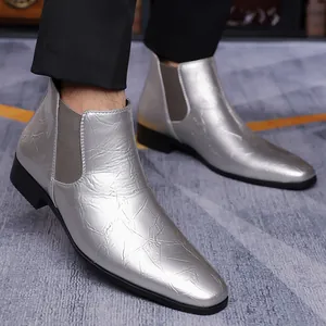 Primer plano de botas Chelsea de hombre plateadas con cuero metalizado