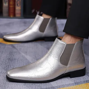 Detalle de los botines Chelsea para hombre en cuero plateado metalizado con punta
