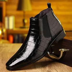 Detailopname van een zwarte Chelsea boot voor heren met krokodillenleer textuur