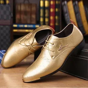 Detailopname van luxe gouden metallic herenschoenen met een unieke en stijlvolle kreukeltextuur