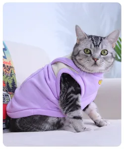 Primer plano de un chaleco morado para mascotas con diseño falso dos piezas