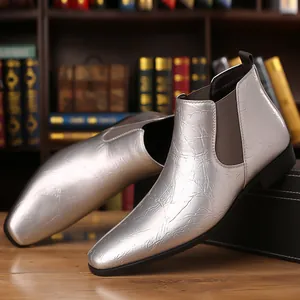 Elegantes botas Chelsea plateadas para hombre con textura craquelada y diseño de punta