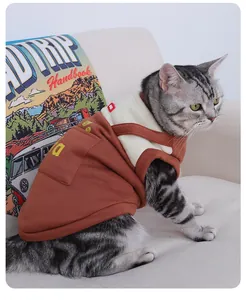 Primer plano de un gato con un chaleco cálido marrón con modernos detalles de bolsillo